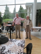 Pentti Haverinen toivoi, että sukukunta laulaa 94-vuotiaalle Juuso Haveriselle laulun Veteraanin iltahuuto.(Kuva:Anupii)