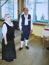 Mirja Marjanen Haverittaren puvussa ja Seppo Haverinen Kalevala hotellissa Haveristen sukuseuran juhlassa 17.6.2006(kuva:anupii)