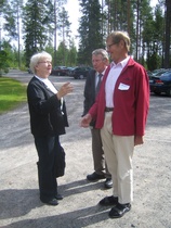 Pirjo Pulkkinen, Timo Marjanen ja Teppo Haverinen kohtaavat toisensa Haveristen sukuseuran juhlassa Paloniemessä 13.8.2011(kuvaaja@nupii)