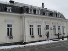 Rantasipi Hotelli Aulangon pihapiirissä Hämeenlinnassa on kaunis, vanha rakennus.
