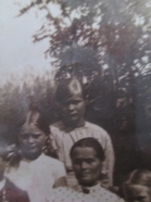 Lettipää Kerttu, isosiskonsa Martan ja äiti Anna-Mari Ahtosen(s.9.9.1875) seurassa.(Kuva Mirja Marjasen kotialbumi)