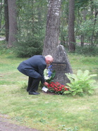 Reino Haverinen laskemassa seppelettä Louis Sparren ja Akseli Gallen-Kallelan matkaoppaana olleen Renne Haverisen haudalle.(Kuva:Anupii) 