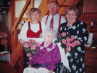 Pirjo Pulkkisen äidin Elsan, 90-vuotisjuhlilla ovat takana vasemmalta Saara-täti, Toivo-eno ja Eeva-täti.(Kuva vuodelta 1996, Meeri-siskon ja Sepon Tulijärven mökillä/Pirjo Pulkkinen)