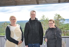 Jättiläistenmaahan lähtivät Sukuseuran juhlista Anu Piironen, Harri Haverinen ja Liisa Haverinen, kuva satunnainen kulkija.