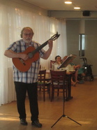 Kesäjuhlassa lauloi Pentti Ojajärvi kitaran ja mandoliinin säestyksellä.