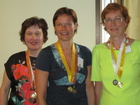 Martta, Anne ja Sylvi mitaleineen Aulangolla, heinäkuun sukujuhlassa 2014. (kuva anupii)