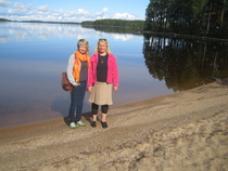 Mirja Marjasen (s.Haverinen) pojantytär Sanni Marjanen ja tytär Anu Piironen Ontosen rannalla Kuhmossa 13.8.2011(kuvaaja Timo Marjanen)