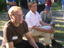 Lippalakkinen Timo Marjanen katselee tikkakisaa seuraavien Martti ja Teppo Haverisen ilmeitä Paloniemessä.(kuvaaja@nupii)