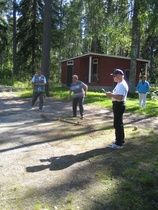 Veikko ja Reino Haverinen kuulantyönnön tarkkoina mittamiehinä 13.8.2011.(kuvaaja@nupii)