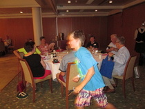 Sihteeri Annen poika onnenpoikana kuljettamassa vauhdikkaasti arpajaisvoittoja.(kuva:anupii)