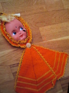 Eeva Töyryn tädin Helmi Kaukisen virkkaama nukenpäinen pannulappu Eevan äidin, Ainon 70-vuotislahjaksi. 