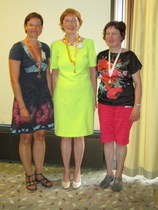 Anne Karvonen,Sylvi Haverinen ja Martta Haverinen sukuseuran urheilukilpailuista mitalit saaneina Aulangon Tawasti salissa 26.7.2014.(Kuva:anupii)