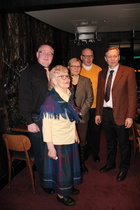 Syntymäpäiväsankari Meeri Kärnä ja lapset yhteispotretissa. 