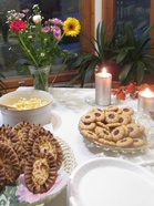 Synttäriseurat alkoivat lohisopalla, munavoi-karjalanpiirakkatarjoilulla ja päivä päättyi kahvitarjoiluun kakkuineen ja pikkuleipineen.