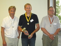 Suvun kuulamiehet mitalit kaulallaan Hannu,Martti ja Eero Haverinen.(Kuva:anupii)