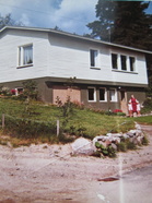 Mirja ja Timo Marjasen kotitalon puutarhassa kasvoivat 60-luvuilla perunat, porkkanat ja viinimarjat oman perheen tarpeiksi.(Kuva:Mirja ja Timo Marjasen kotialbumi)