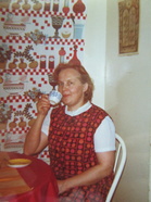 Kuhmolainen Mirja Marjanen kasvatti perheensä Kuopiossa ja oli muumimammamainen persoona lapsilleen ja lastenlapsilleen.(Kuva:Mirja ja Timo Marjasen kotialbumi)