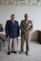 Kuhmon kaupunginhallituksen puheenjohtaja Matti Pääkkönen ja kaupungin onnittelut vastaanottanut Haveristen sukuseuran puheenjohtaja Esko Haverinen.(Kuva: Mauno Haverinen)