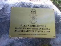 Muistolaatta Paltamon Varisniemessä(kuva:Martti Haverinen)