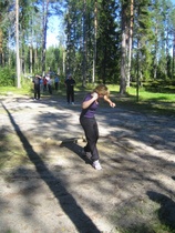 Paula Reinontytär Haverisen hieno, tyylikäs ja voittoisa kuulantyöntö sukuseuran lupsakassa kisassa Paloniemessä.(kuvaaja@nupii) 