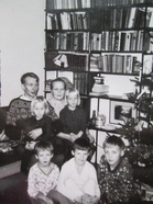 Kuhmolais-konnevetiset perinteet muotoutuivat omanlaisikseen. Joulunviettoa kotona Inkilänmäellä 1960-luvulla Mirja ja Timo Marjasen perheessä.(Kuva:Mirja ja Timo Marjasen kotialbumi)