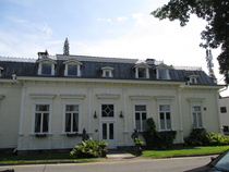 Ritarihuone Aulangolla hellepäivänä 27.7.2014 Haveristen sukujuhlan aikaan.(kuva:anupii)