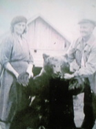 Kerttu ja Matti Haverisen välissä nakottava karhu ei ole välirauhan aikainen vaan kaadettu Kuhmon korvessa 1950-luvulla. (Kuva: Martta Kaarina Laitisen kotialbumi)
