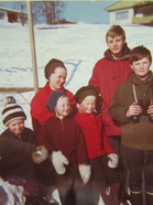 Mirja, omat pojat ja tytöt kevättalven retkitunnelmissa.(Kuva:Mirja ja Timo Marjasen kotialbumi)