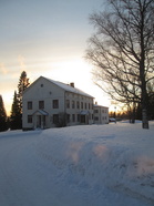 Kainuun Opiston vanha rakennus sijaitsee samassa pihapiirissä ja opistossa asui viikot opiskellen vuosina 1964-1965, hallitusjäsenistä Reino Haverinen.