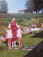 Kuhmossa syntynyt Mirja Marjanen oli omaasukuaan Haverinen.Kuvassa hän on oman puutarhansa edustalla 1960-luvulla, tyttöjensä Anu ja Even kanssa. (Kuva:Mirja ja Timo Marjasen kotialbumi)