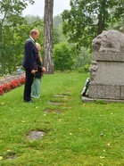 Vickie Grahek Haveri ja Martti Haverinen seppeleenlaskussa sankarihaudalle.