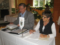 Paloniemen sukukokouksen puheenjohtajana Veikko Haverinen ja sihteerinä Tuovi Häkli.(kuvaaja@nupii)