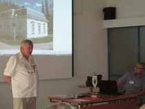 Seppo Saarisen esitelmää Aulangon historiasta kuuntelemassa Pentti Haverinen.(kuva:anupii)