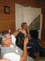 Veikko Haverinen kameroineen ja Martti Haverinen keskittyneenä kuuntelemaan esitelmää Paloniemessä.(kuvaaja@nupii)