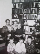 Kuhmolais-konnevetiset perinteet muotoutuivat omanlaisikseen. Joulunviettoa kotona Inkilänmäellä 1960-luvulla Mirja ja Timo Marjasen perheessä.(Kuva:Mirja ja Timo Marjasen kotialbumi)