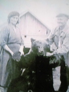 Kerttu ja Matti Haverisen välissä nakottava karhu ei ole välirauhan aikainen vaan kaadettu Kuhmon korvessa 1950-luvulla. (Kuva: Martta Kaarina Laitisen kotialbumi)