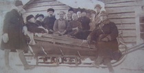 Karhunkierrokselle lähtevää porukkaa Lapiovaaran pihalla 1928
