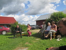 Lapiovaaran pihassa, Toivon 80-vuotisseurat. 8.8.2020, kuva Anu Piironen